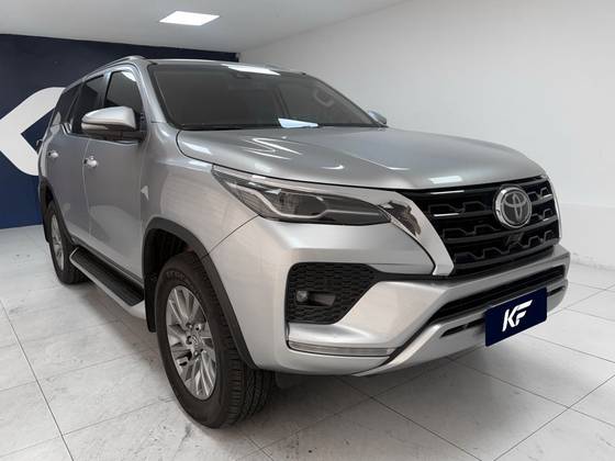 TOYOTA HILUX SW4 2.8 D-4D TURBO DIESEL SRX 7L 4X4 AUTOMÁTICO TOYOTA HILUX SW4 2.8 D-4D TURBO DIESEL SRX 7L 4X4 AUTOMÁTICO